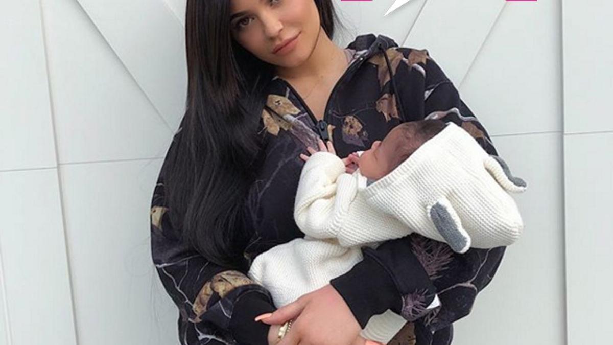 Kylie Jenner cogiendo a Stormi Webster quejándose de vida