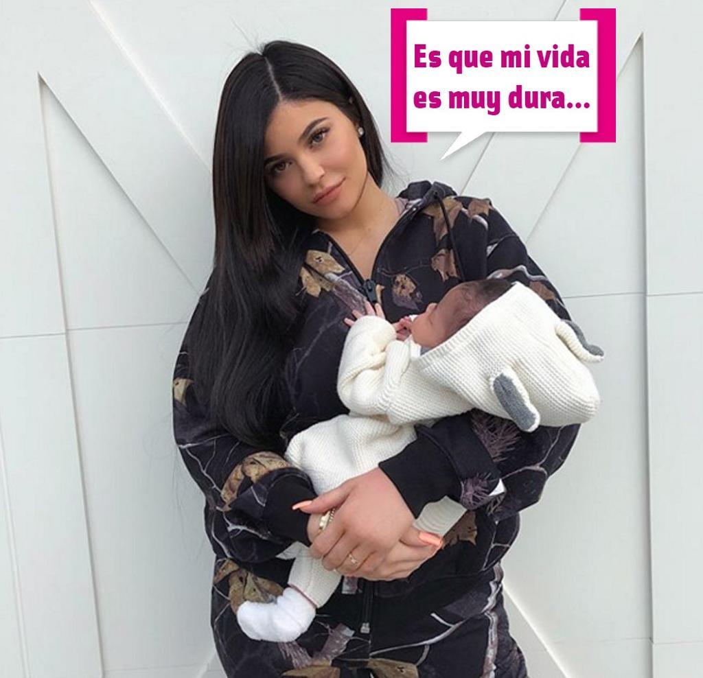 Kylie Jenner cogiendo a Stormi Webster quejándose de vida