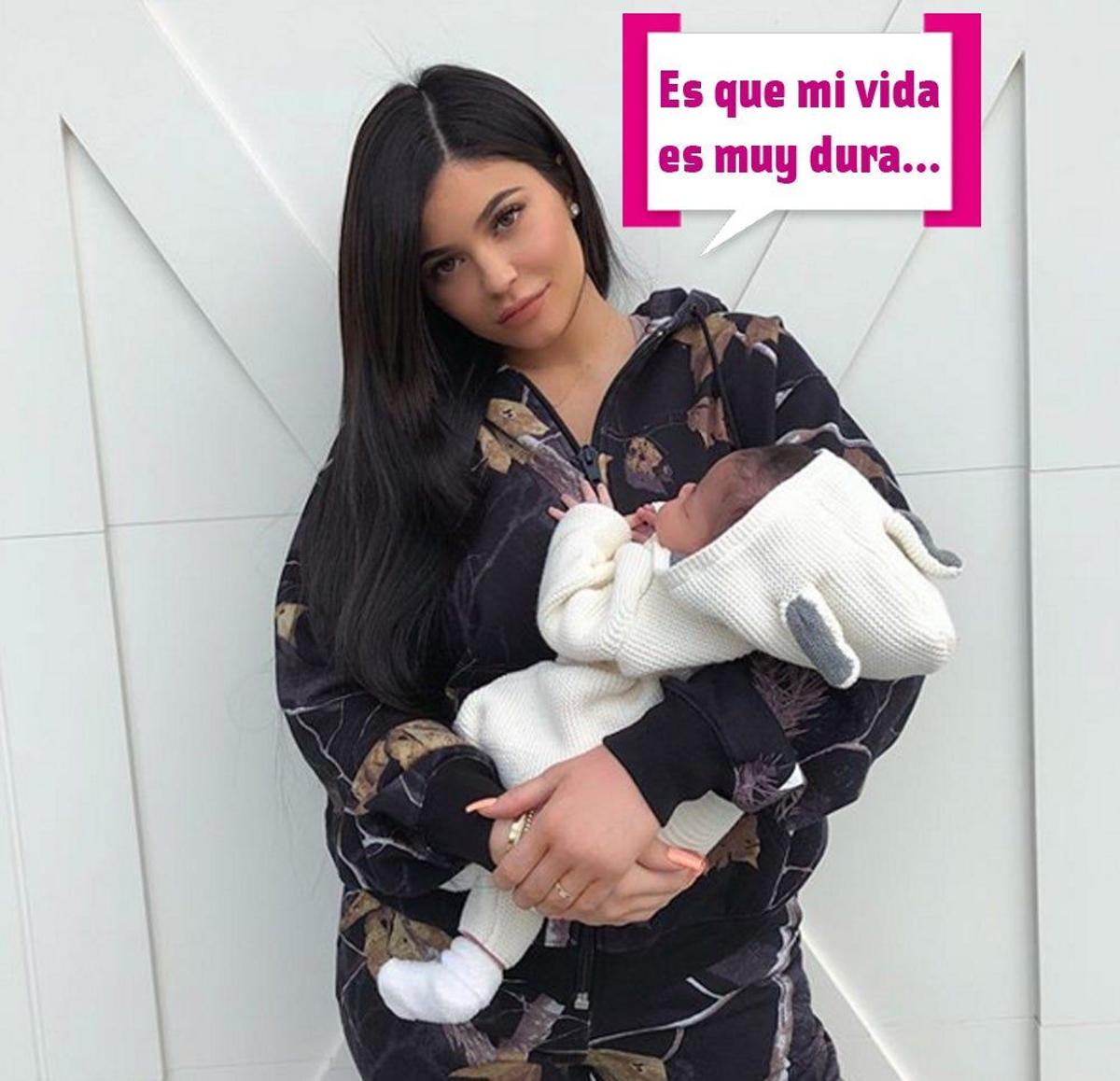 Kylie Jenner cogiendo a Stormi Webster quejándose de vida