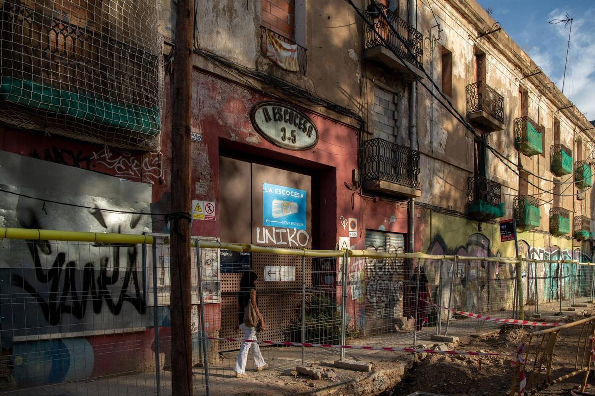Antigua entrada a La Escocesa, actualmente clausurada. Barcelona, 25 de agosto de 2026. Foto: Belén González / EP