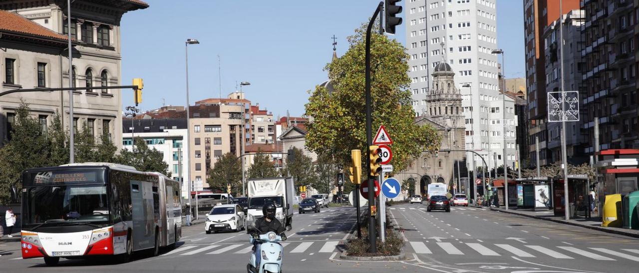 Un autobús de Emtusa en El Humedal. | Ángel González