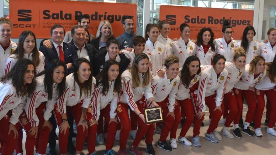 La guardameta Sandra Paños, homenajeada en su regreso a Alicante