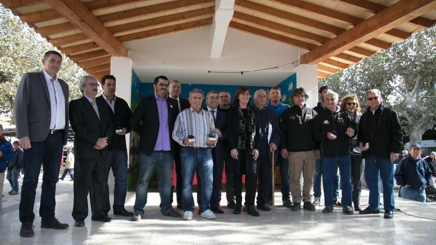 Las autoridades con los ganadores del XXIV concurso morfológico de cerdo negro.
