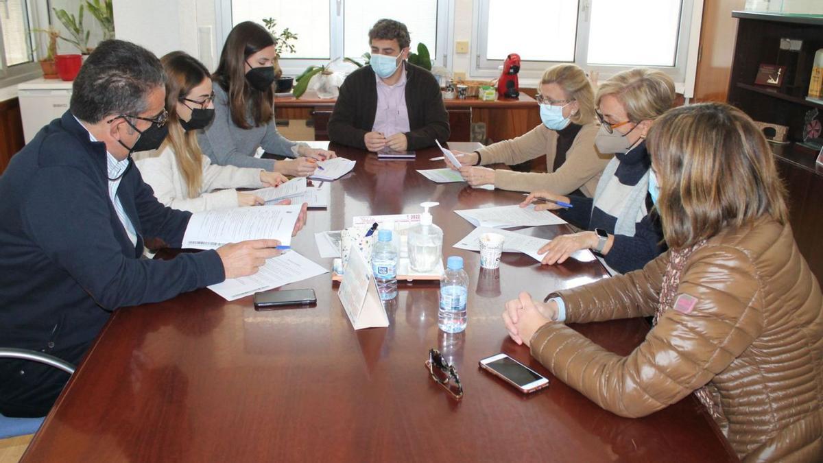 Comisión de valoración de uno de los paquetes de ayudas municipales dirigido al tejido empresarial en Benicàssim. | MEDITERRÁNEO