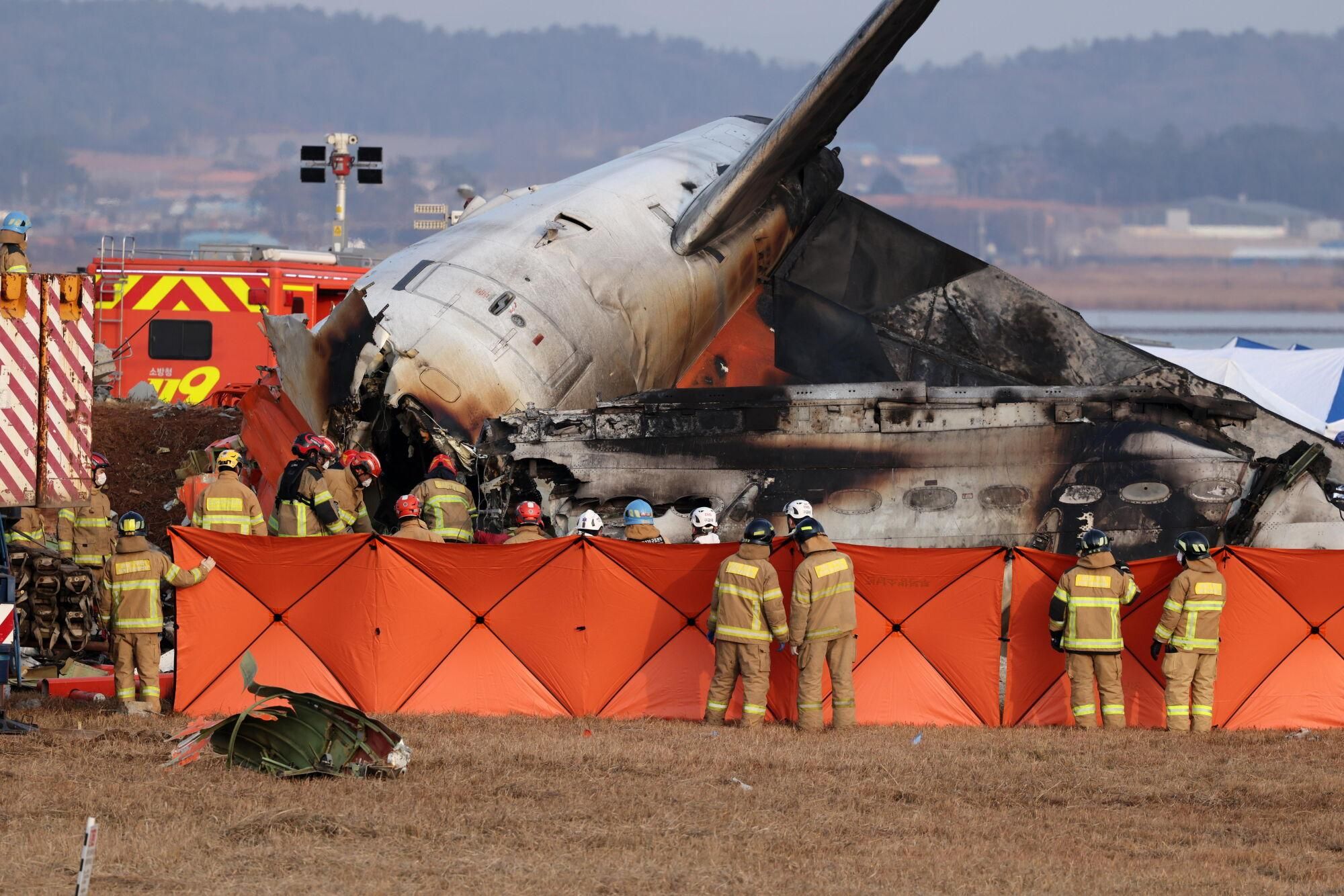 Muan (South Korea), 29/12/2024.- Firefighters search at the wreckage of the Jeju Air aircraft at Muan International Airport in Muan, 288 kilometers southwest of Seoul, South Korea, 29 December 2024. According to the National Fire Agency, a passenger jet carrying 181 people erupted in flames after going off the runway at an airport in South Korea's southwestern county of Muan on 29 December, leaving at least 176 people dead. (Corea del Sur, Seúl) EFE/EPA/HAN MYUNG-GU