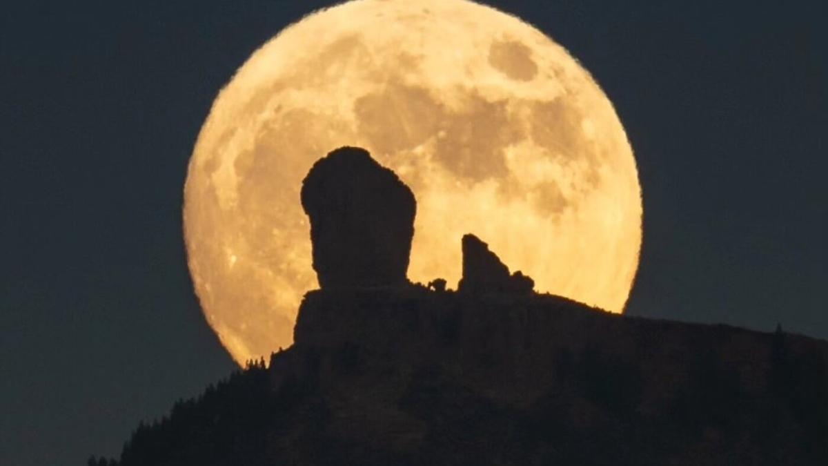 La Luna detrás del Roque Nublo, el 28 de septiembre de 2023.