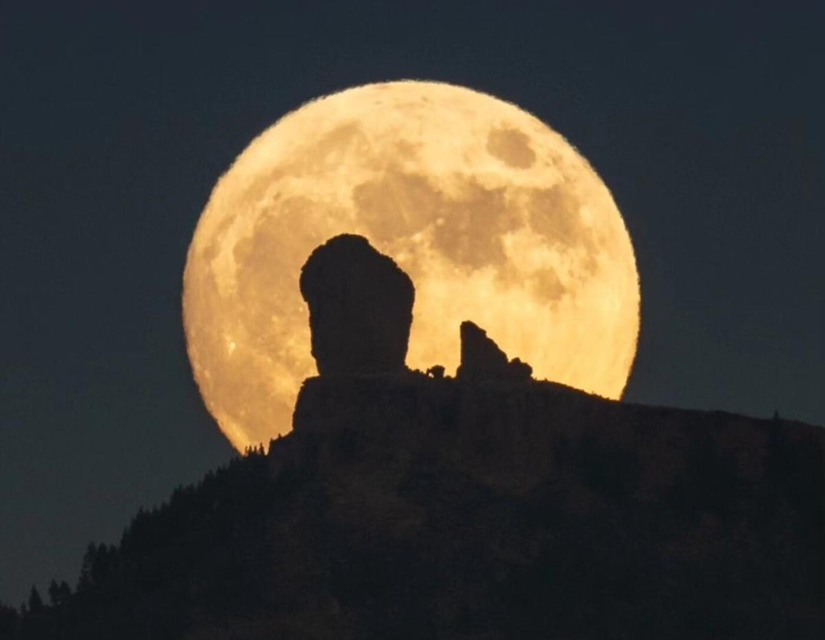 La luna detrás del Roque Nublo, el 28 de septiembre de 2023.