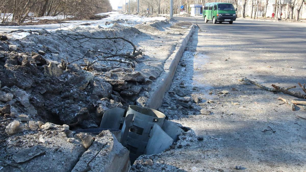 Una caja de cohetes yace enterrada en una carretera después de un reciente bombardeo en Kharkiv, Ucrania, 24 de febrero de 2022
