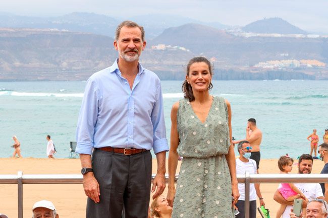 El rey Felipe VI y la reina Letizia, con vestido de las rebajas de Zara, visitan las islas Canarias