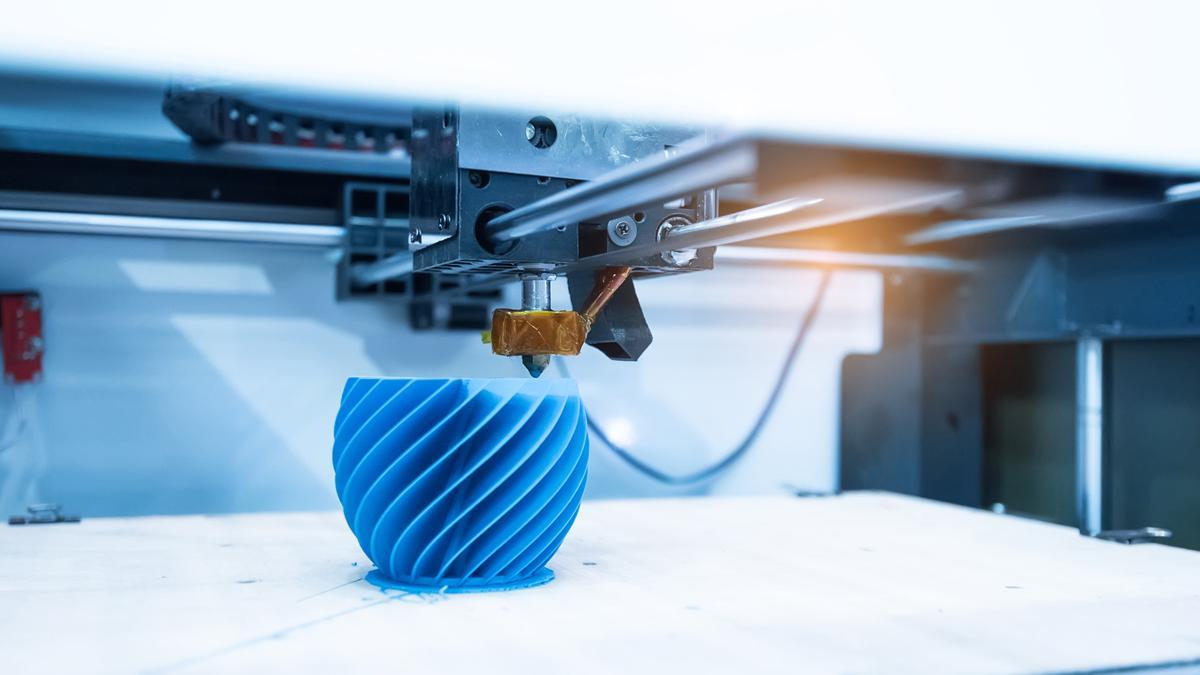 Impresora 3D trabajando en la creación de un objeto