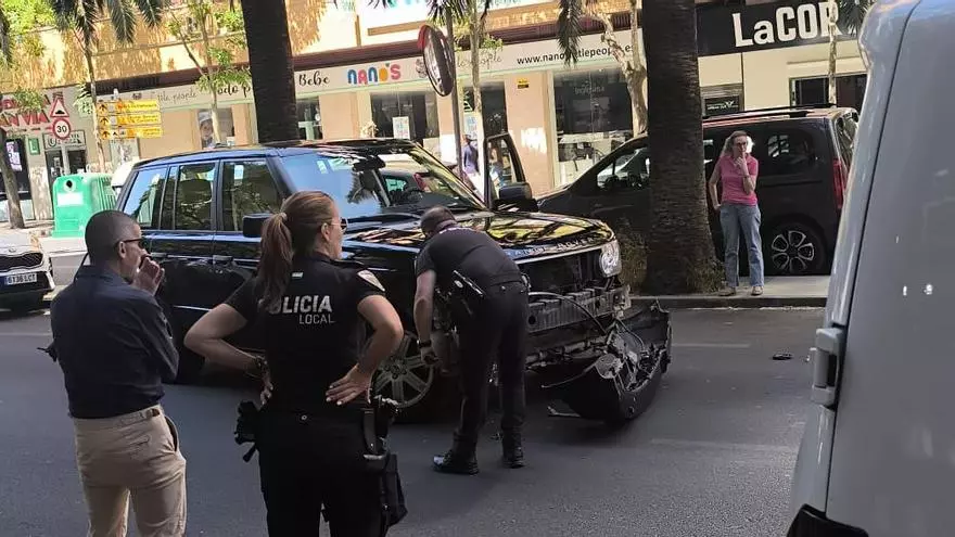Fuerte accidente entre un autobús urbano y un coche en la avenida Virgen de Guadalupe de Cáceres