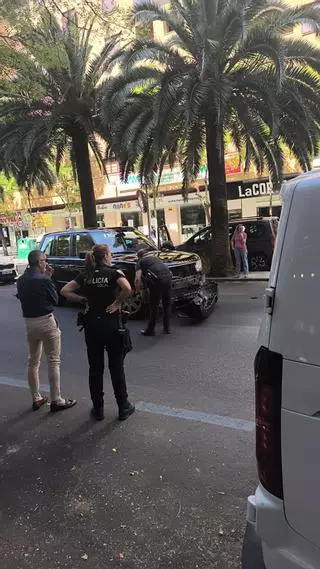 Fuerte accidente entre un autobús urbano y un coche en la avenida Virgen de Guadalupe de Cáceres
