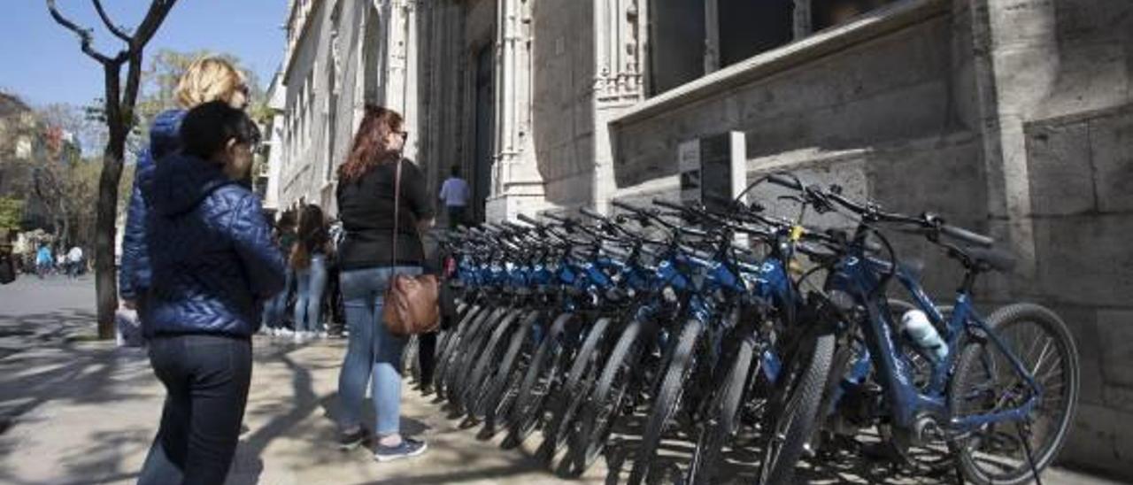 Catorce bicicletas de un crucero aparcadas ayer en la puerta de la Lonja.