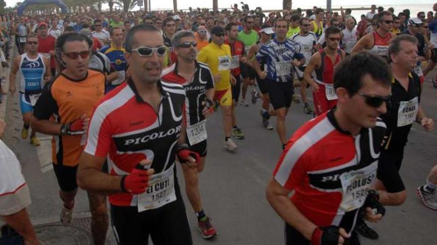 Un instante del duatlón &quot;Memorial Pepe Bonet&quot; que ayer se disputó por las calles de Santa Pola.