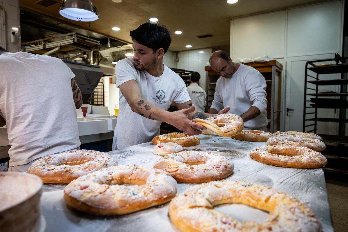 Preparación de los roscones para el día de Reyes en la pastelería Artepan de Zaragoza.