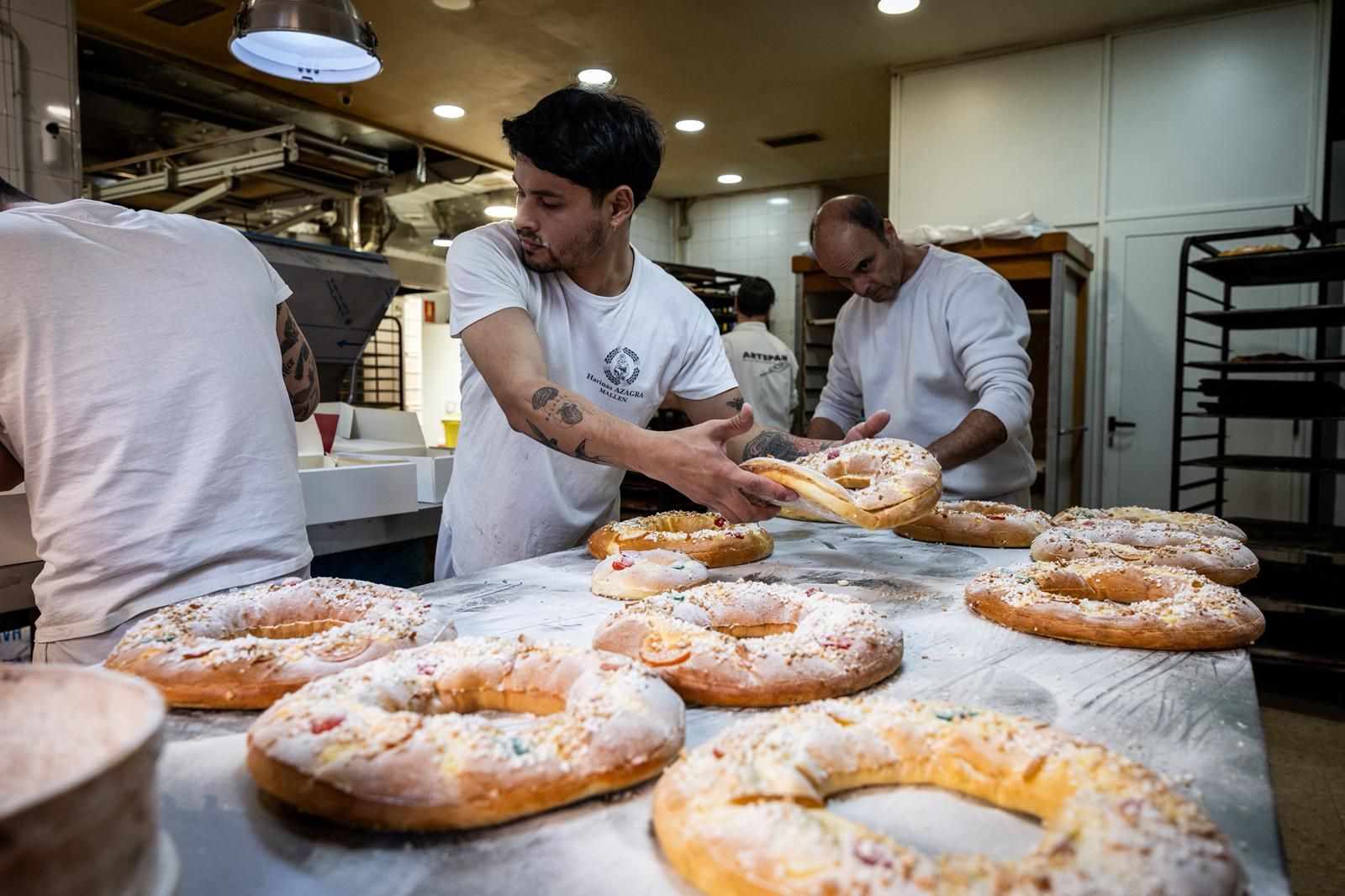 Preparación de los roscones para el día de Reyes en la pastelería Artepan de Zaragoza.