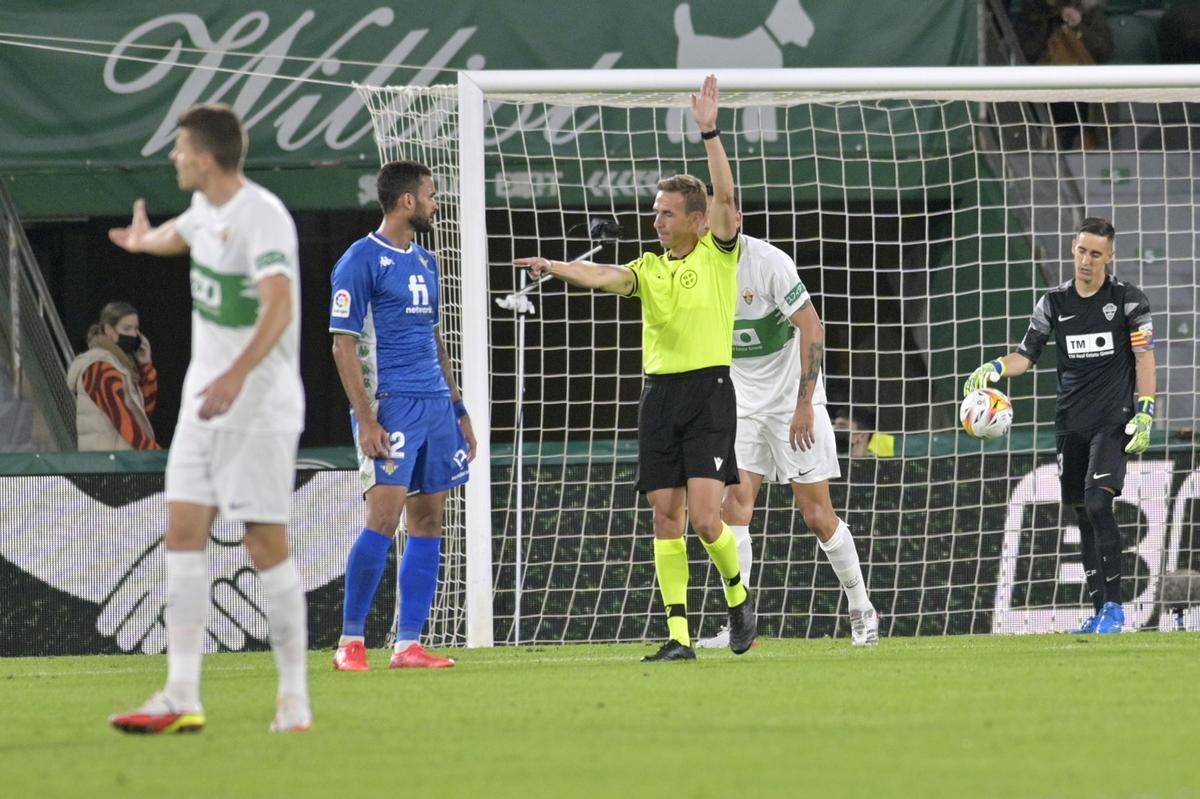 Pizarro Gómez señala al delantero del Betis William José en el encuentro contra el Elche