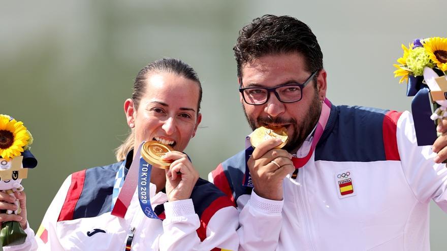 Fátima Gálvez, a la izquierda, celebra el oro olímpico ganado en Tokio.