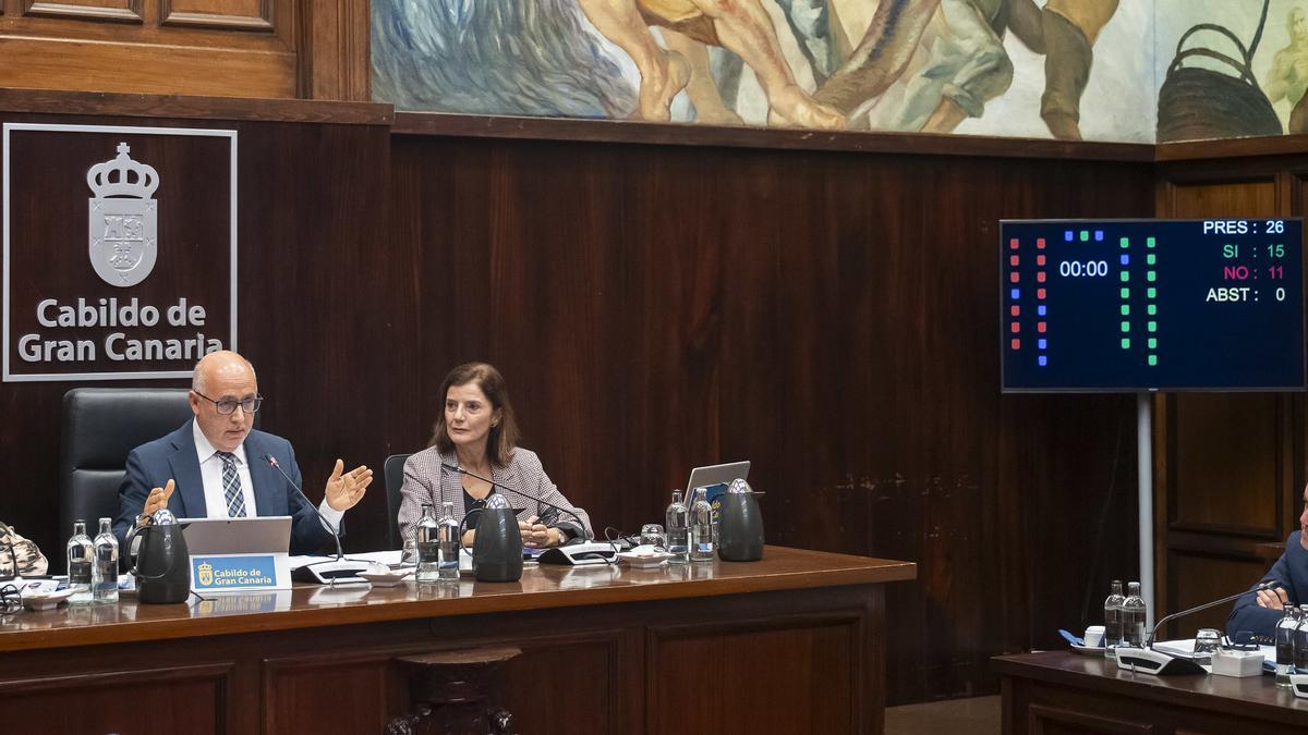 El presidente Antonio Morales y el panel de la votación final del Presupuesto