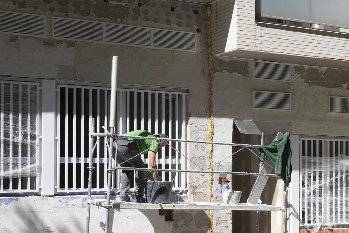 Un operario trabaja en uno de los estudios acondicionados en el Palasiet, ayer.