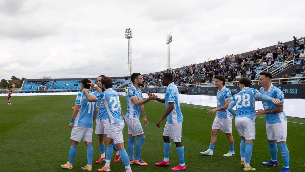 Jugadores de la UD Ibiza tras un partido en Can Misses.