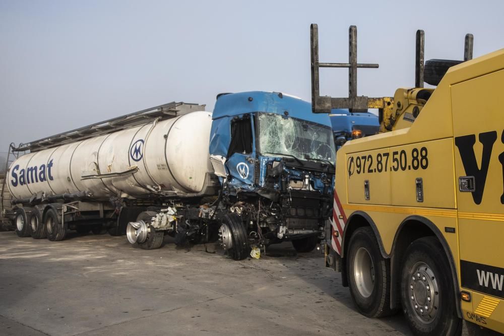 Accident entre dos camions a l'AP-7 a Maçanet de la Selva