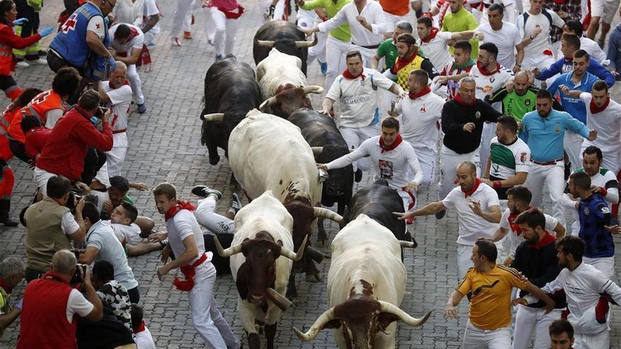 Los veloces toros de Jandilla protagonizan un encierro limpio en Sanfermines