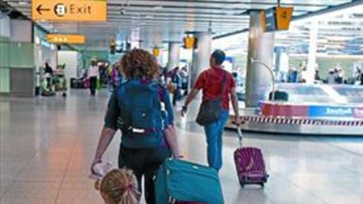 En Heathrow 8 Una madre y su hija, a su llegada al aeropuerto.