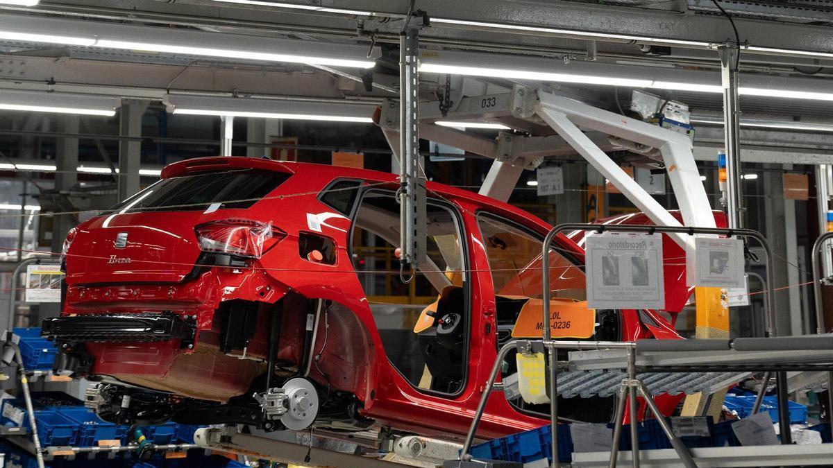 Archivo - Montaje en una factoría del nuevo modelo de Cupra Fomentor y Cupra León durante una visita guiada a la fábrica de Seat en Martorell, a 27 de junio de 2024, en Martorell, Barcelona, Catalunya (España).