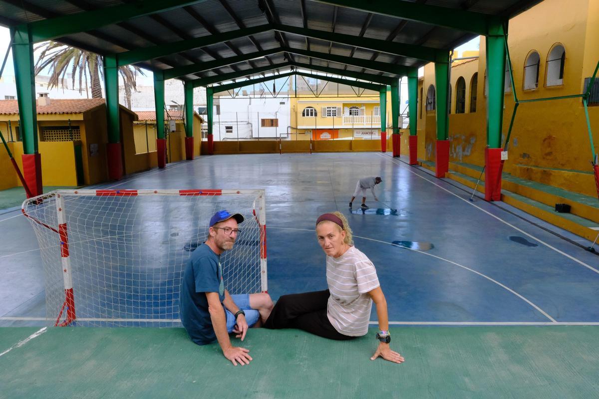 Los padres de Zeben sentados en la cancha que llevará su nombre, en Gáldar