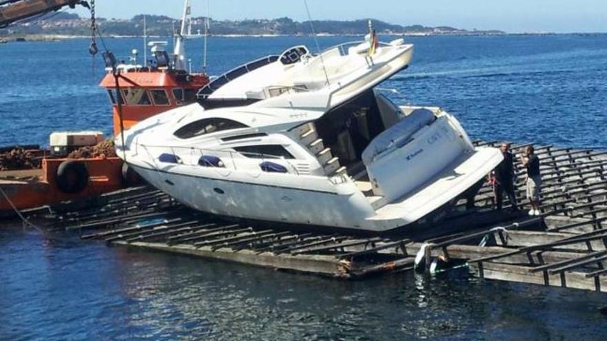 El yate acabó encima de una batea en O Grove, en la zona de Rons.  // Muñiz