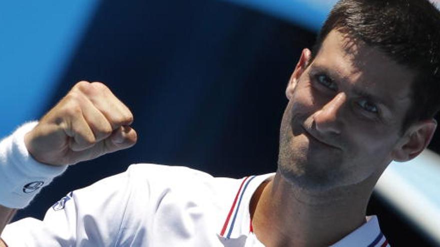 El serbio Novak Djokovic celebra su triunfo sobre el italiano Paolo Lorenzi.