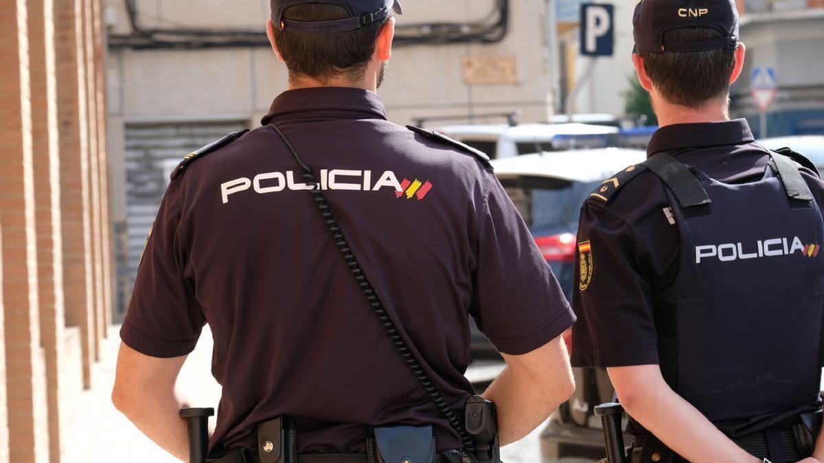 Dos agentes de la Policía Nacional en Elda.