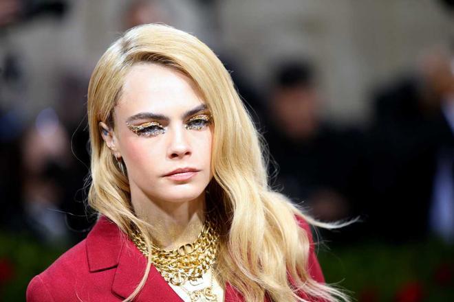 Cara Delevingne y su maquillaje de ojos dorado para la Gala Met 2022