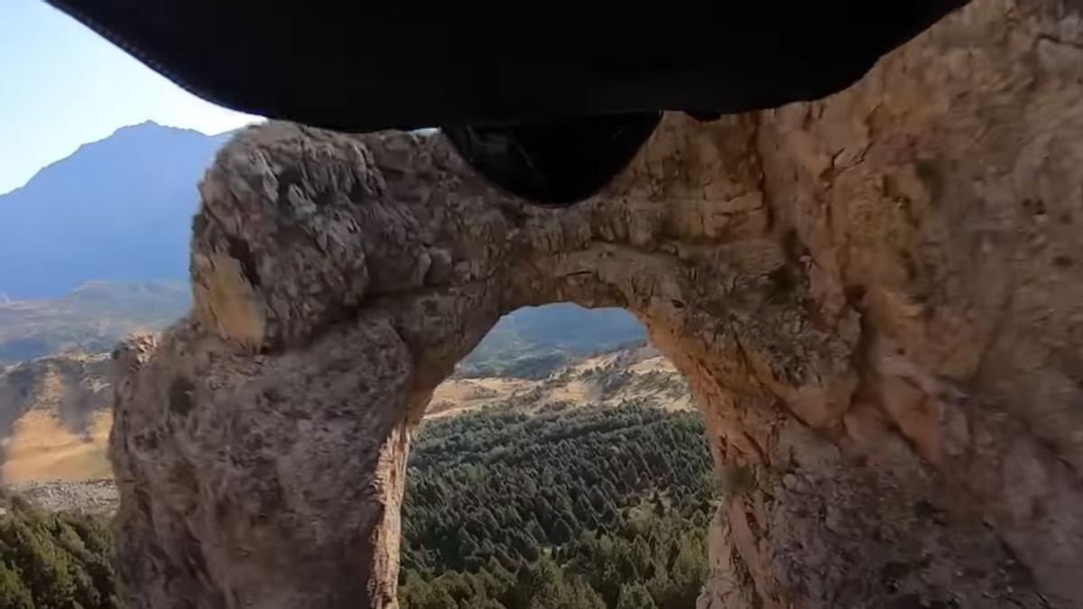 Álex villar, a punto de cruzar el arco natural de Piedrafita en 2019 en un salto que se hizo viral