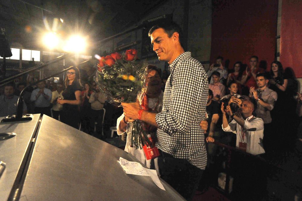 Pedro Sánchez abarrota el polideportivo de Carrús