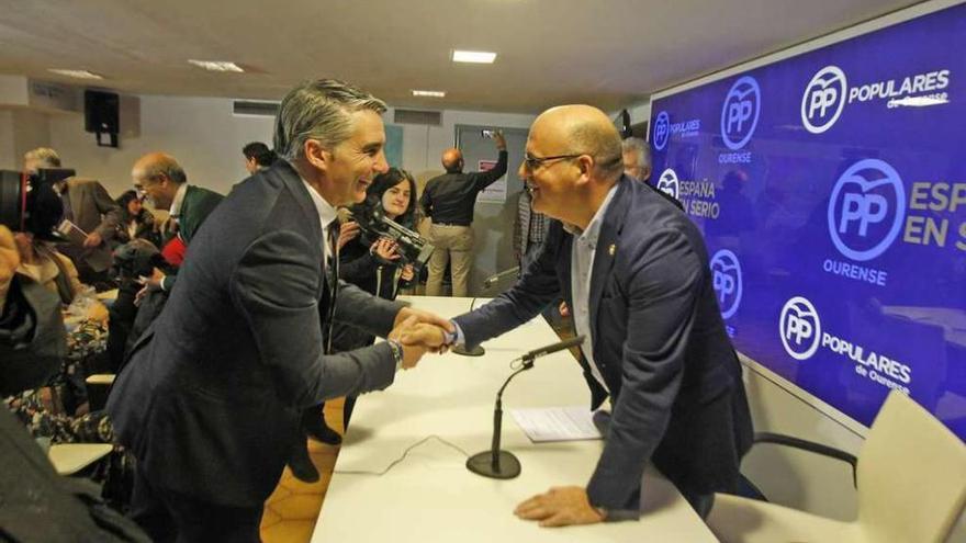 Baltar saluda al diputado Miguel Ángel Viso en la reunión de ayer del PP de Ourense.