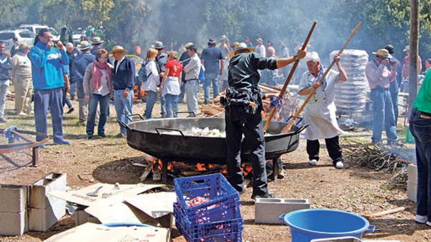 Inca: Algunos de los participantes en el XLI concurso de paellas que se celebró ayer en el Puig de Santa Magdalena durante el tradicional pancaritat del diumenge del l´Àngel en Inca.