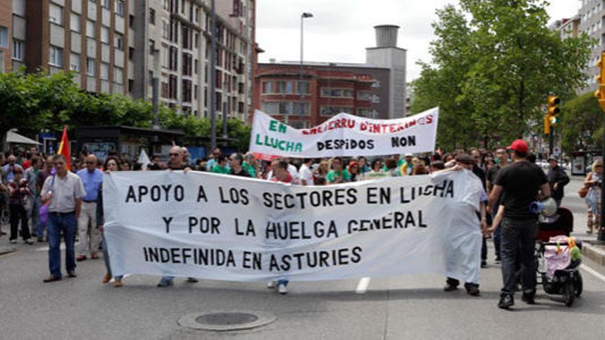 El 15M se manifiesta en favor de una huelga general indefinida en Asturias