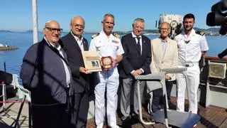 La asociación Marinetea visita el buque de Asalto Anfibio de Galicia