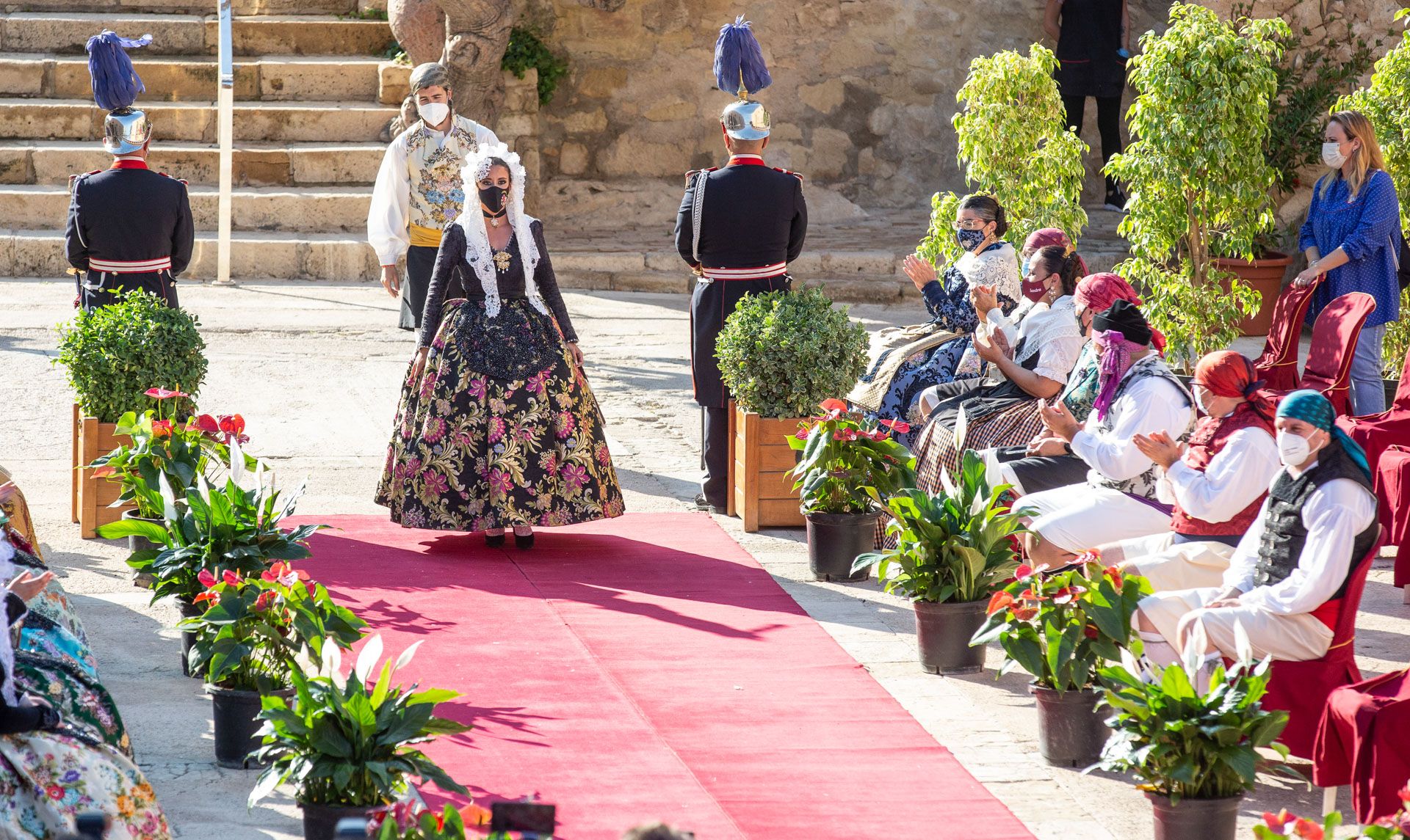 Hogueras de Alicante: El Ayuntamiento recibe a las 79 candidatas a Bellea del Foc