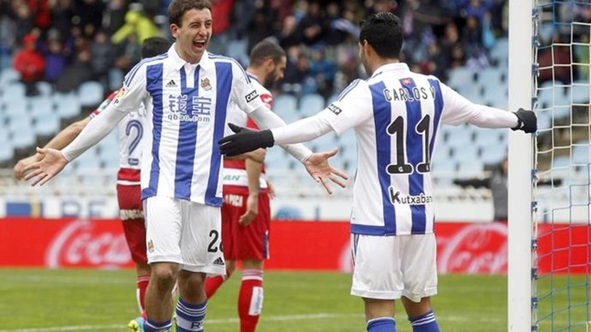 Oyarzábal agradece a Vela la excelente acción que le permitió lograr su primer doblete en la Liga