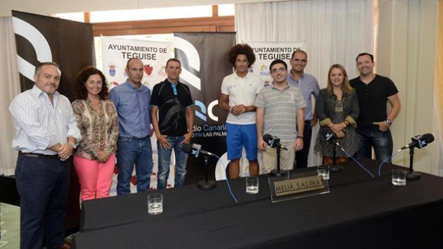 Por la izquierda, Ignacio Moll, Inma Armas, Félix Echevarría, Víctor del Corral, Juan Carlos Albuixech, Santi Álvarez, Antonio Callero, Jezabel Artiles y Víctor Martel, ayer, en el hotel Meliá Salinas de Costa Teguise. | javier fuentes