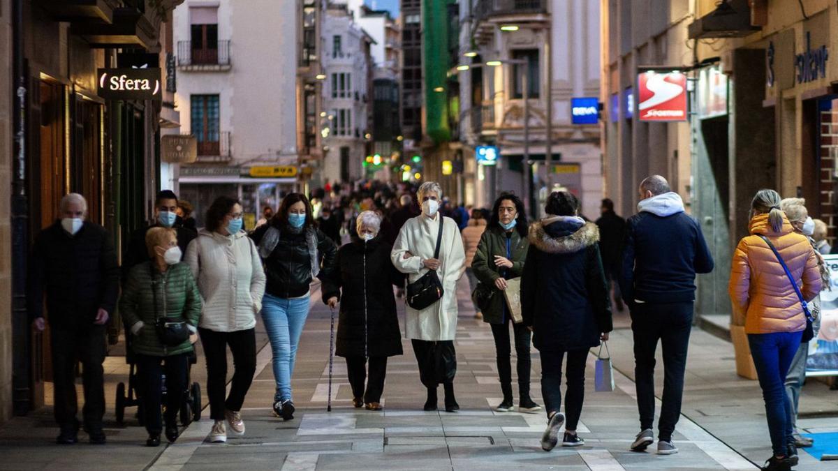 Ciudadanos caminan por la calle de Santa Clara. | Emilio Fraile