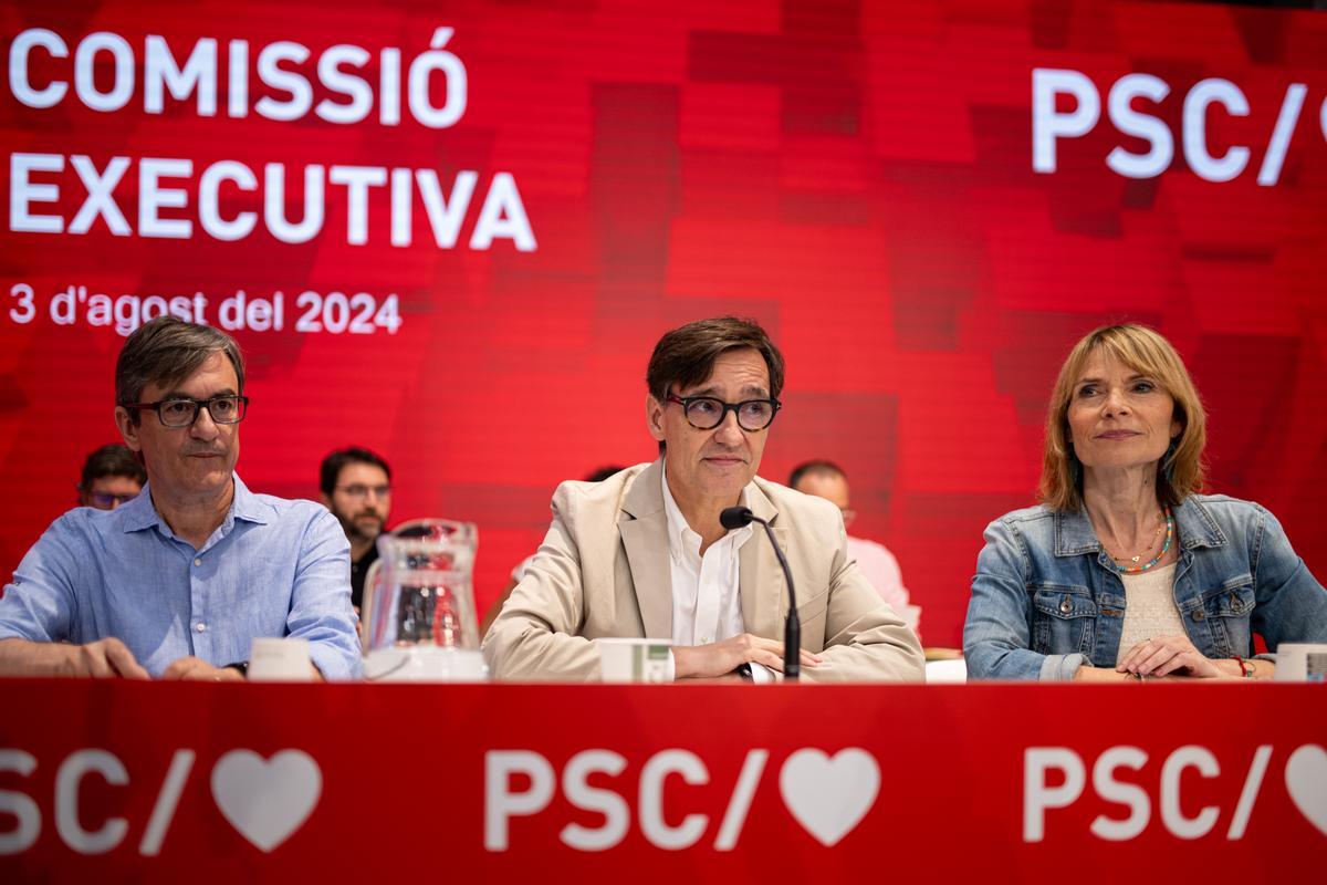 El secretario del área de Organización y Acción Electoral del PSC, José Luis Jimeno, el primer secretario del PSC, Salvador Illa, y la presidenta de la Diputación de Barcelona y viceprimera secretaria del PSC, Lluïsa Moret, durante la comisión ejecutiva del PSC.