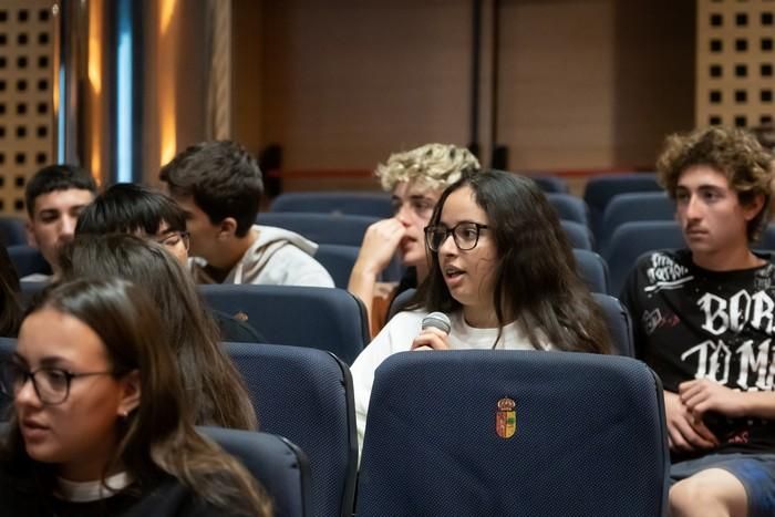 María Dueñas, con escolares en Tenerife