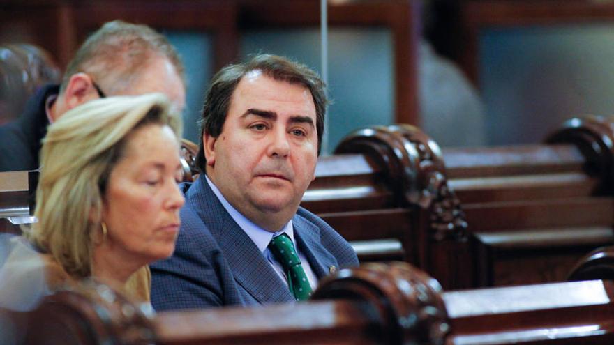 Carlos Negreira (c), junto a Rosa Gallego, en un pleno durante su etapa de concejal en A Coruña.