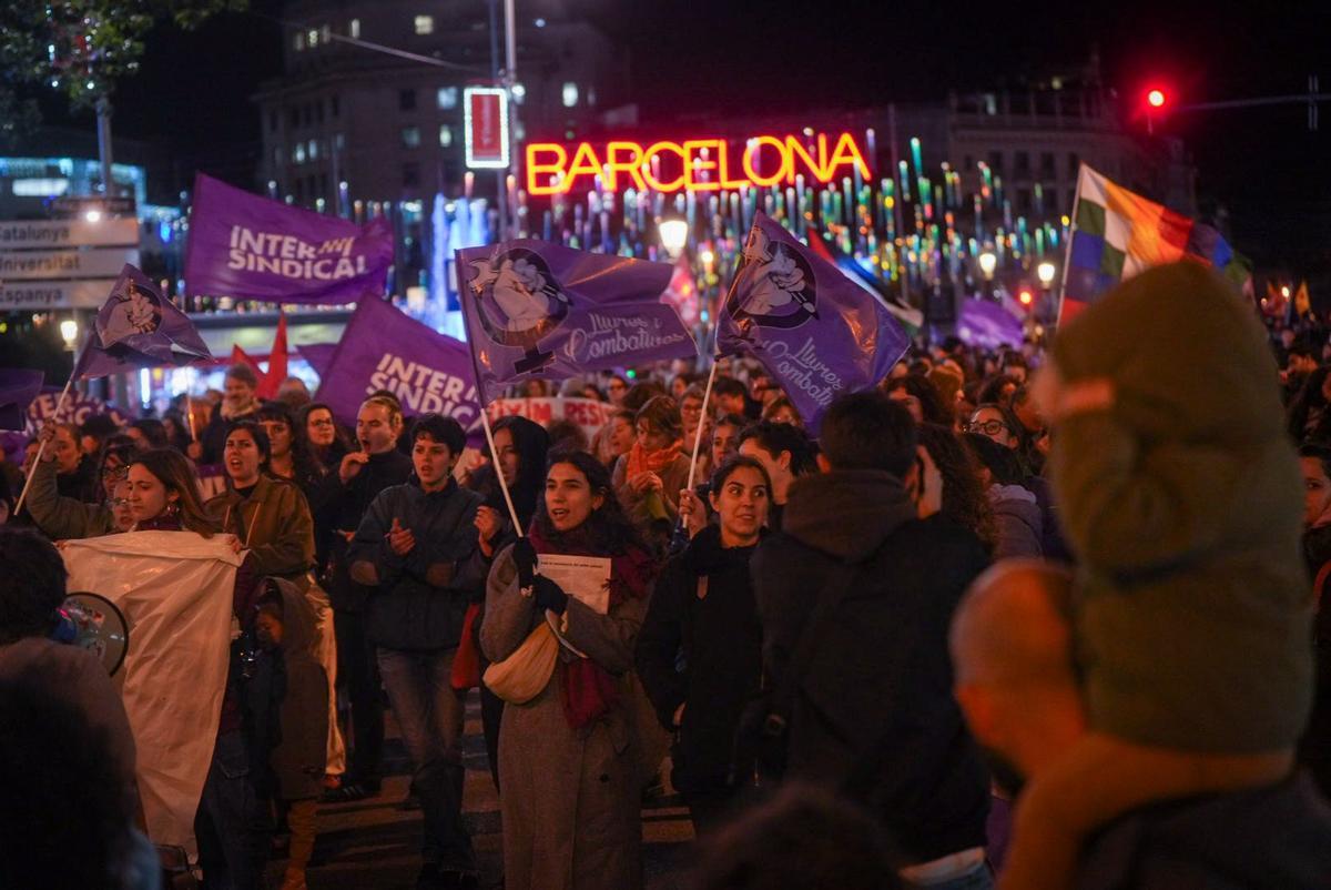 La manifestación del 25N ha echado a andar este martes en Barcelona al paso de miles de personas, la gran mayoría mujeres, que han protestado contra todos los tipos de agresiones –desde los feminicidios hasta la violencia sexual, laboral, digital e institucional–, los fallos del sistema de protección y la distribución desigual de los cuidados.