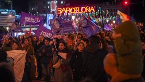 La manifestación del 25N ha echado a andar este martes en Barcelona al paso de miles de personas, la gran mayoría mujeres, que han protestado contra todos los tipos de agresiones –desde los feminicidios hasta la violencia sexual, laboral, digital e institucional–, los fallos del sistema de protección y la distribución desigual de los cuidados.