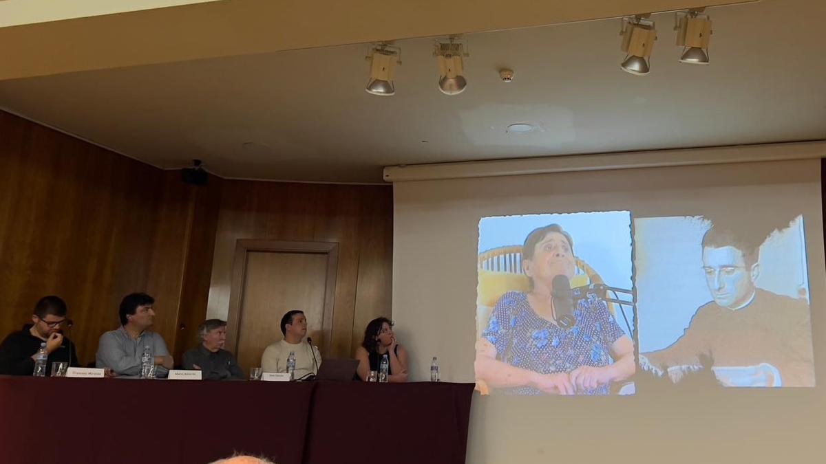 Los responsables del podcast junto a Mario Amorós y Joan Garcés; en el proyector: Pepa y Antoni Llidó